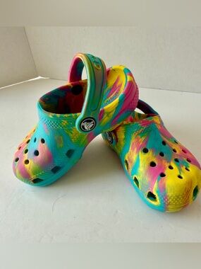 CROCS Kids Tie-Dye Clog in Turquoise, Pink, Yellow.  Size C8